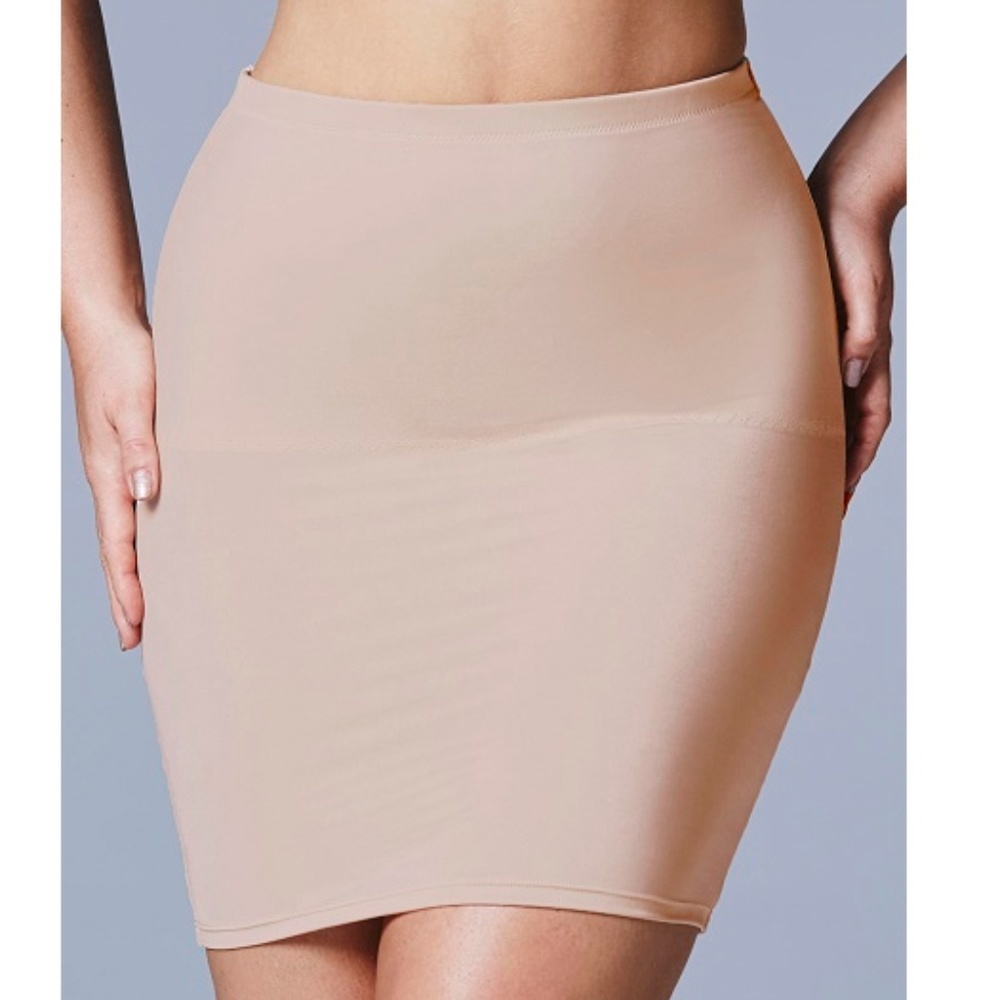 MAGISCULPT MEDIUM CONTROL HALF SLIP SIZES 18 & 20 - NUDE (NEW WITH TAGS)